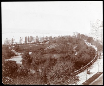 Luftaufnahme des Riverside Parks, Blick nach Nordosten, New York, ca. 1893 (Silbergelatineabzug) von Byron Company